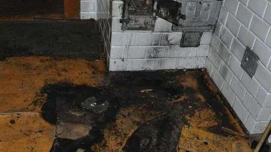 Mężczyzna wybiegł z domu. Sąsiedzi ugasili palące się na nim ubranie