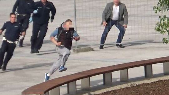 Mężczyzna z nożem na placu Litewskim. Udało się go obezwładnić po pościgu