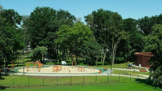 Mężczyzna z ptakiem przestraszył mieszkańców. "Uwaga na dziwaka"