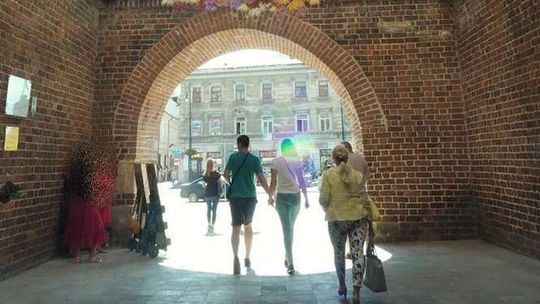 Mężczyzna zaatakował świadków Jehowy stojących przed Bramą Krakowską