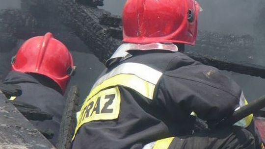 Mężczyzna zasnął z papierosem, spłonęło mieszkanie