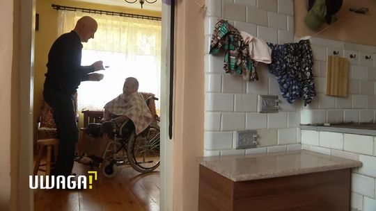 Mężczyznę z COVID-19 zawieźli do domu, gdzie mieszka jego schorowana matka