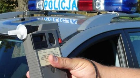 Miał 2,5 promila i jechał \"wężykiem\". Zatrzymał go inny kierowca