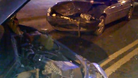 Miał 2,5 promila, wjechał w inne auto. W środku rozbite butelki z alkoholem (wideo)