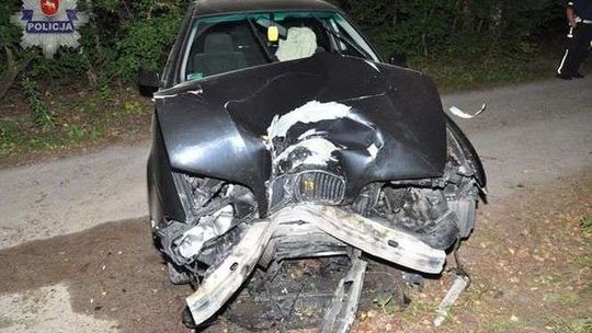 Miał 2 promile i rozbił auto na drzewie