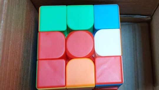 Miał być drogi zegarek, ale gdy przyszła paczka w środku była kostka Rubika