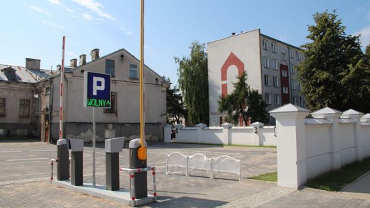 Miał być parking dla petentów, a parkują urzędnicy. Będą opłaty