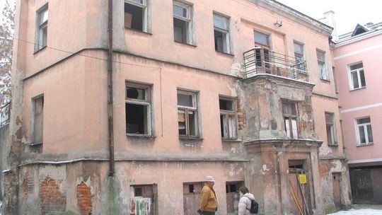 Miał być remont kamienicy, a jest melina