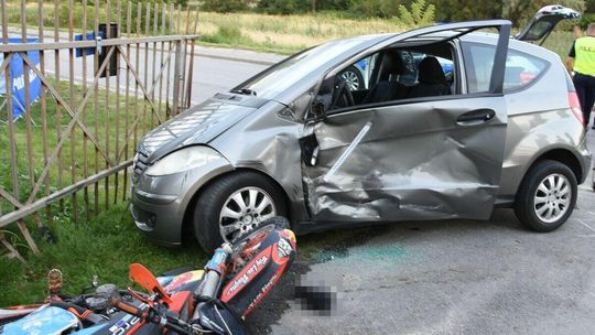Miał całe życie przed sobą. Młody motocyklista przeleciał nad mercedesem 