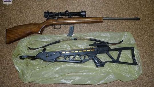 Miał kuszę i karabin kbks. Odpowie przed sądem