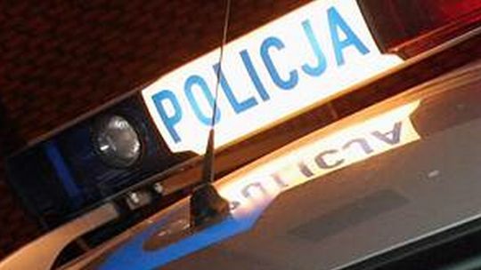 Miał mniej promili, to wsiadł za kółko. Skończył na drzewie