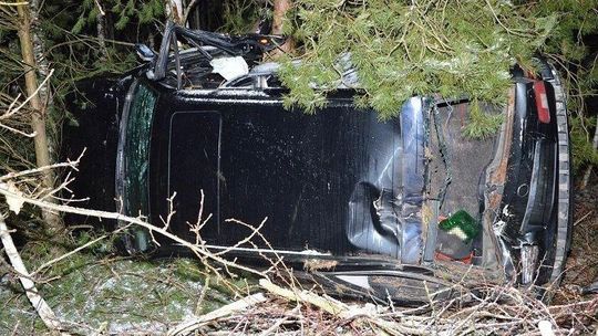 Miał ponad 2 promile alkoholu, a jazdę zakończył w rowie. Jego auto dachowało