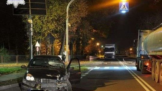 Miał ponad dwa promile i przechodził przez jezdnię. Potrącił go samochód