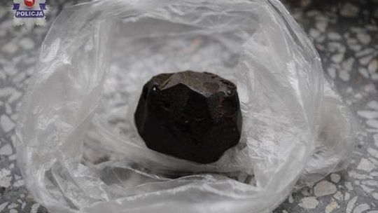 Miał przy sobie brunatną grudę. Nie był to środek do czyszczenia ubrań