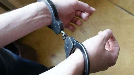 Miał siedzieć miesiąc, ale uciekł w kajdankach policjantom. Teraz posiedzi rok