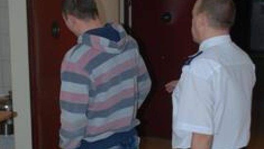 Miał zakaz prowadzenia auta. Po pijanemu wjechał w zaspę