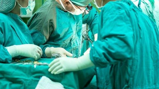 Miała 40 na 40 cm. Lekarz i pielęgniarka oskarżeni o zaszycie chusty w brzuchu pacjenta