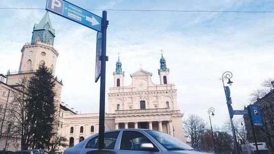 Miała bilet na parking miejski, zaparkowała pod katedrą. Zapłaci 50 zł. "Winne oznaczenia"