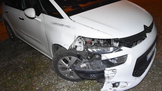Miała ponad 2,5 promila i uderzyła w ogrodzenie. Policjanci znaleźli ją śpiącą w łóżku