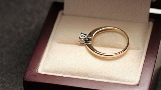 Miała sprzątać domy. "Sprzątnęła" też pierścionek z brylantem 