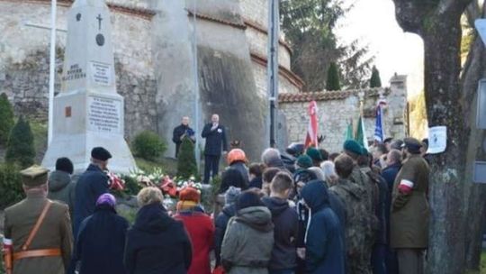 Miały być polskie barwy, a były austriackie. Wpadka z kokardami
