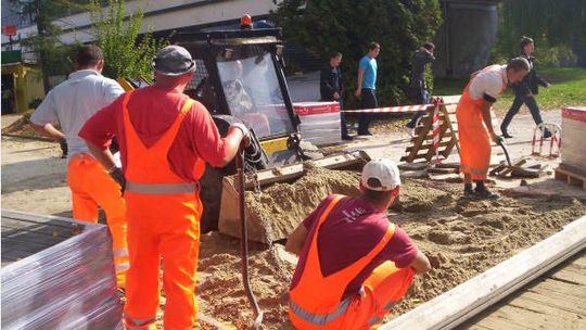 Miasteczko akademickie: Remont chodników na głównej ulicy
