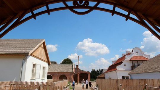 Miasteczko w skansenie prawie gotowe, ale budynki wciąż stoją puste
