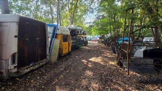 Miasto nabyło działkę z wrakami. Dlaczego unieważniono zapytanie na uprzątnięcie terenu? 