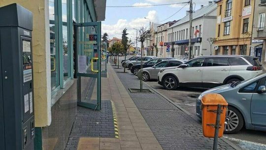 Miasto obniża opłaty za parkowanie. Ale mieszkańcy bloków mają problem