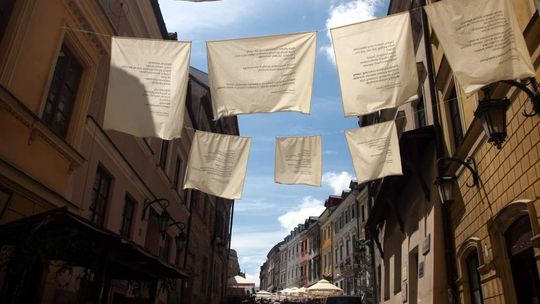 Miasto Poezji: Wiersze w bramie i na ulicy