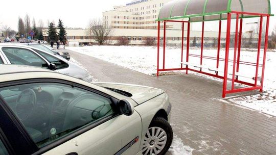 Miasto postawiło nowe wiaty tam gdzie nie kursują żadne linie