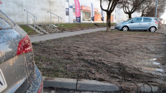 Miasto przebudowało parkingi, ale kierowcom jest ciągle mało. Parkują więc na trawniku