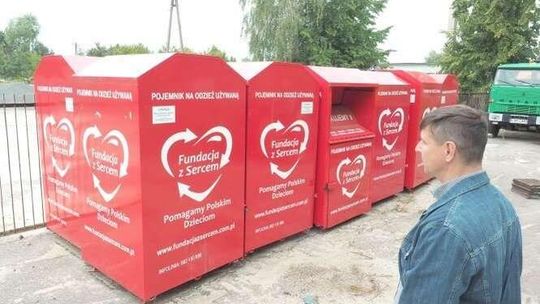 Miasto wywiozło kontenery na używaną odzież. "Stały gdzie popadnie"