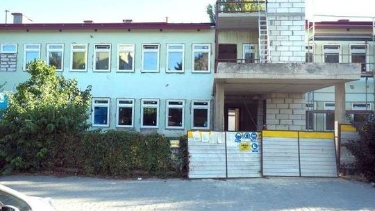Miasto zrywa umowę z firmą remontującą szkołę. "Rażący brak postępu robót"