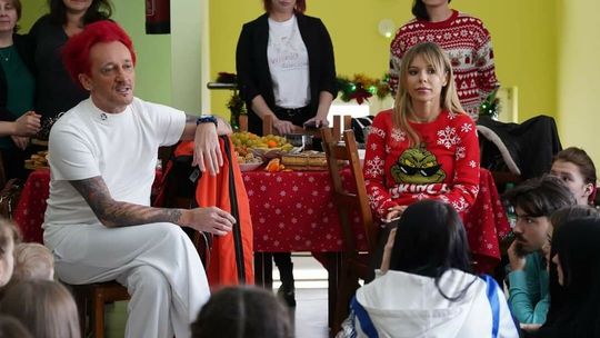 Michał Wiśniewski i Doda z prezentami w domach dziecka. Rabczewska była śnieżynką. Zdjęcia