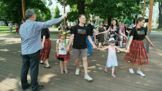 Międzynarodowe Spotkania Folklorystyczne: Uczą tańca ludowego na placu Litewskim 