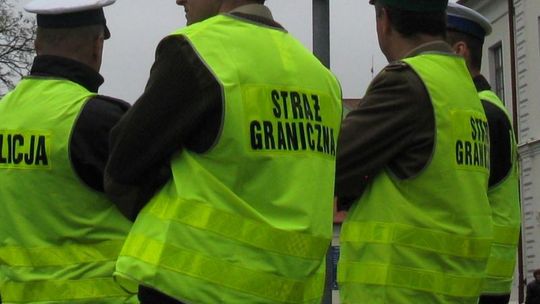 Międzyrzec Podlaski: 29-latek w kajdankach uciekł policjantom przez okno