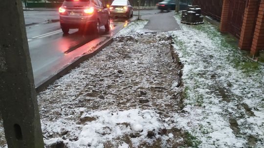 Międzyrzec Podlaski: Chodnik to rozkopana dziura, a obok szarżują ciężarówki