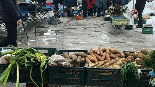 Międzyrzec Podlaski. Handlarzy z targowiska dobijają markety. Chcą pomocy miasta