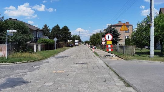 Międzyrzec Podlaski:  Remont ulicy stanął. Radna mówi o „porozrzucanych krawężnikach” 