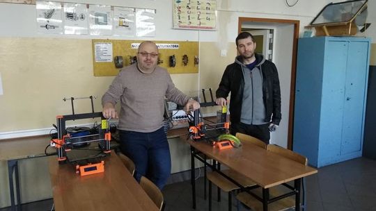 Międzyrzec Podlaski: Szkoła wypożyczyła drukarki 3D do produkcji przyłbic 