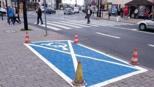 Miejsca parkingowe w Lublinie są malowane na niebiesko. Dlaczego?