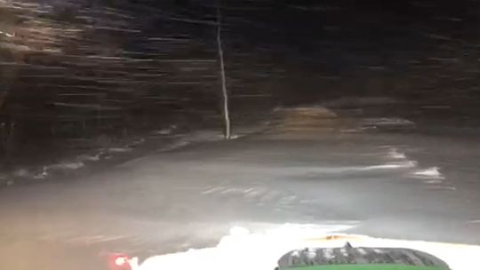 Miejscami zaspy mają nawet 1,5 metra. Tak wygląda praca operatora ciągnika z pługiem