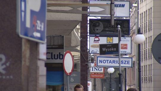 Miejscy aktywiści walczą z nielegalnymi reklamami (wideo)