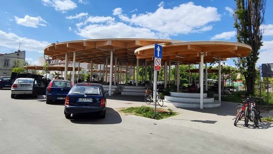 Miejska spółka nadal ma czuwać nad babskim rynkiem. Przybędzie miejsc parkingowych 