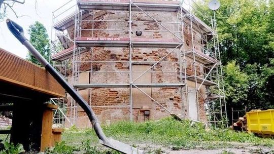 Miejska szubienica wkrótce zamieni się w mieszkanie. Trwa remont budowli