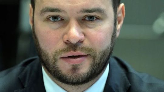 Miękkie lądowanie Krzysztofa Komorskiego na fotelu dyrektora miejskiej spółki przynoszącej duże straty