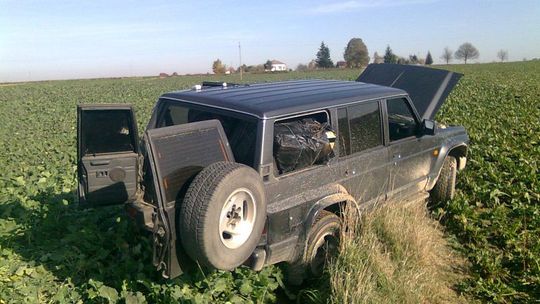 Mieli 14. tys. paczek papierosów w aucie. Pościg zakończony na polu