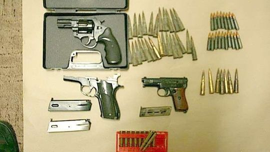 Mieli nielegalną broń. Wszyscy skazani, oprócz radnego. Sąd: znikoma szkodliwość społeczna