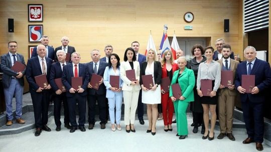 Mieli odsunąć PiS od władzy, a zagłosowali ramię w ramię. Wiemy, ile zarobi nowy burmistrz